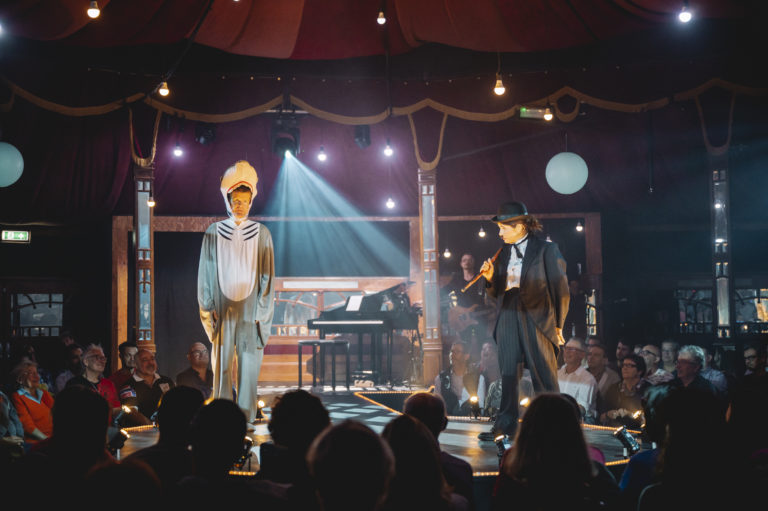 Photo du spectacle de la Revue Vaudoise 2022 avec Jenny Lorant et Marc Donnet-Monay